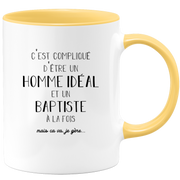 quotedazur - Mug Compliqué D'Être Un Homme Idéal Et Un Baptiste Mais Ça Va Je Gère - Cadeau Humour Prénom - Idée Cadeau Famille Saint Valentin - Tasse Prénom Baptiste