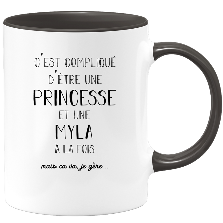 quotedazur - Mug Prénom Myla Compliqué D'Être Une Princesse Et Une Myla Mais Ca Va Je Gère - Cadeau Humour Prénom - Idée Cadeau Famille Saint Valentin - Tasse Prénom Myla - Idéal Pour Noël Au Bureau