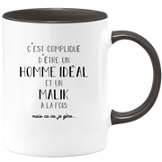 quotedazur - Mug Compliqué D'Être Un Homme Idéal Et Un Malik Mais Ça Va Je Gère - Cadeau Humour Prénom - Idée Cadeau Famille Saint Valentin - Tasse Prénom Malik