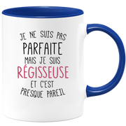 quotedazur - Mug Je Ne Suis Pas Parfaite Mais Je Suis Regisseuse Et C'Est Presque Pareil - Cadeau Humour Métier Travail  - Idée Cadeau Regisseuse Pot De Départ Cheffe  - Tasse Cadeau Noël