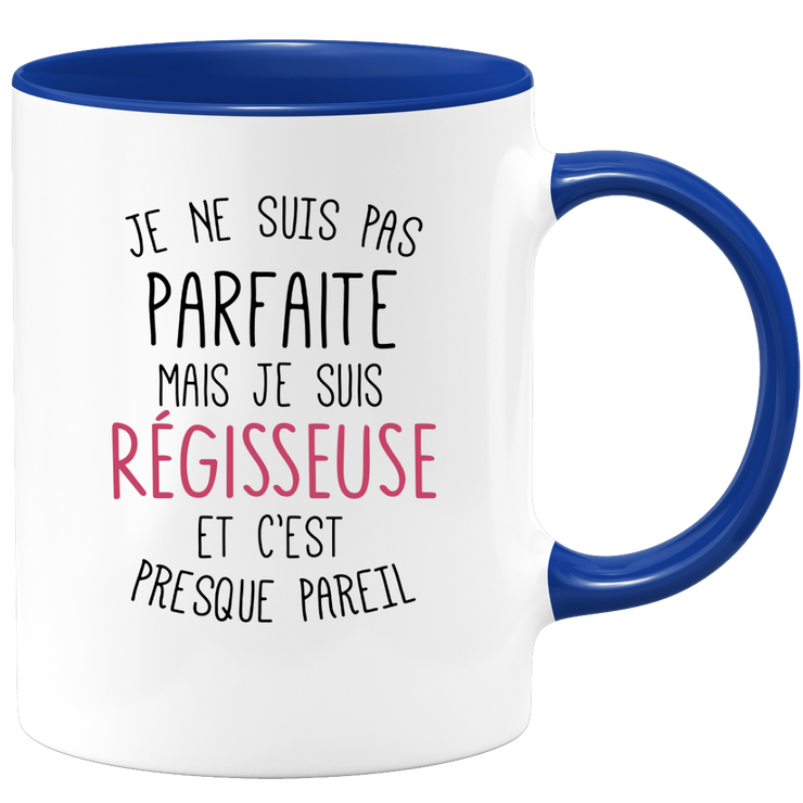 quotedazur - Mug Je Ne Suis Pas Parfaite Mais Je Suis Regisseuse Et C'Est Presque Pareil - Cadeau Humour Métier Travail  - Idée Cadeau Regisseuse Pot De Départ Cheffe  - Tasse Cadeau Noël