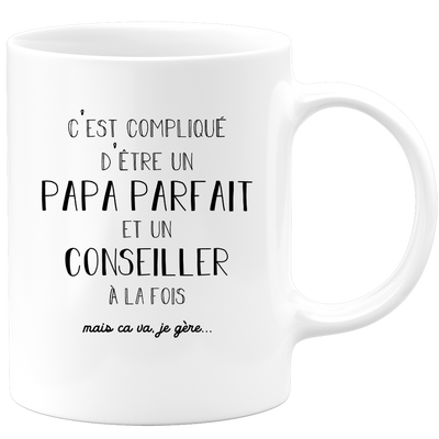 quotedazur - Mug Papa Parfait Et Conseiller A La Fois Mais Je Gère - Tasse Cadeau Papa Fête Des Pères Anniversaire - Cadeau Pour Jeune Ou Futur Papa Suite À Une Naissance