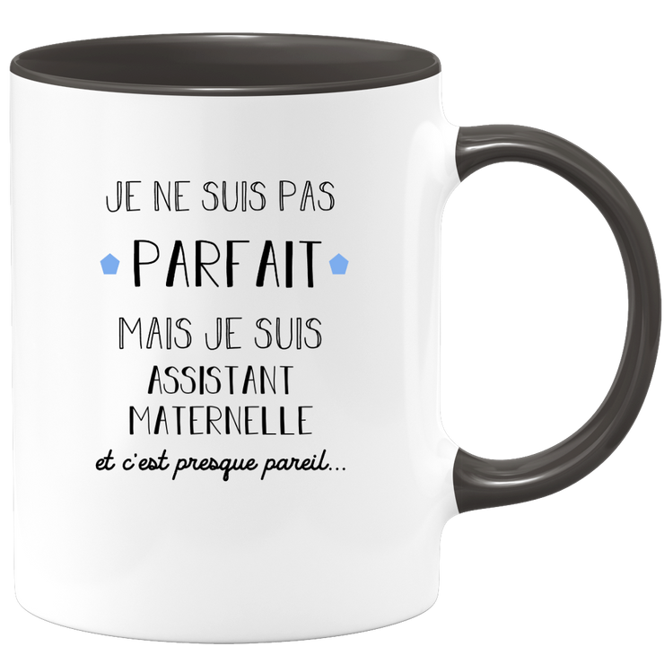 quotedazur - Mug Je Ne Suis Pas Parfait Mais Je Suis Assistant maternelle  - Cadeau Humour Métier Travail - Idée Cadeau Pot De Départ Chef Mutation - Tasse Cadeau Retraite Noël Au Bureau