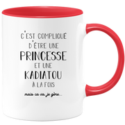 quotedazur - Mug Prénom Kadiatou Compliqué D'Être Une Princesse Et Une Kadiatou Mais Ca Va Je Gère - Cadeau Humour Prénom - Idée Cadeau  Saint Valentin - Tasse Prénom Kadiatou - Idéal Pour Noël