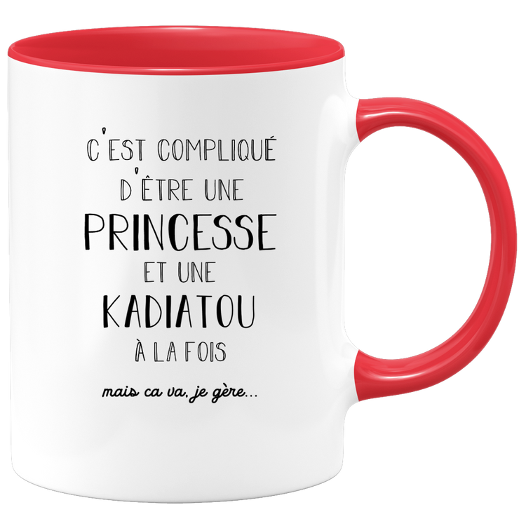 quotedazur - Mug Prénom Kadiatou Compliqué D'Être Une Princesse Et Une Kadiatou Mais Ca Va Je Gère - Cadeau Humour Prénom - Idée Cadeau  Saint Valentin - Tasse Prénom Kadiatou - Idéal Pour Noël