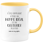 quotedazur - Mug Compliqué D'Être Un Homme Idéal Et Un Couturier  À La Fois Mais Ca Va Je Gère - Cadeau Humour Métier Travail - Idée Cadeau Pot De Départ Chef  - Tasse Cadeau Retraite Noël