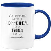 quotedazur - Mug Compliqué D'Être Un Homme Idéal Et Un Fabien Mais Ça Va Je Gère - Cadeau Humour Prénom - Idée Cadeau Famille Saint Valentin - Tasse Prénom Fabien