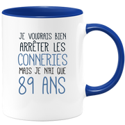 quotedazur - Mug J'Aimerai Bien Arrêter Les Conneries Mais Je N'Ai Que 89 Ans - Idée Cadeau Anniversaire 89 Ans Homme Femme - Tasse Idée Cadeau Original, Humour, Drôle, Rigolo, Fun