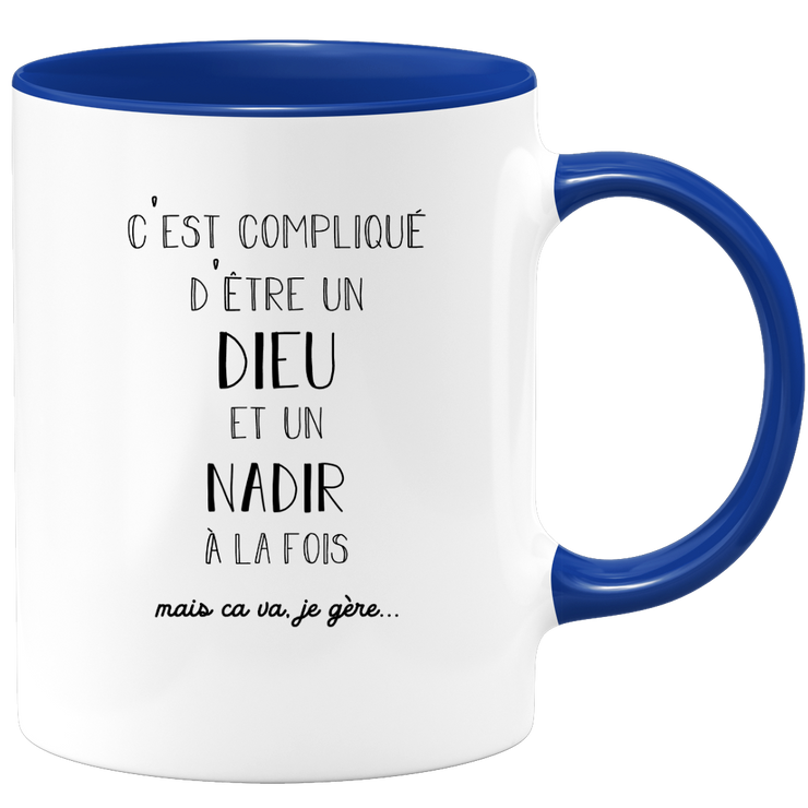 quotedazur - Mug Compliqué D'Être Un Dieu Et Un Nadir Mais Ça Va Je Gère - Cadeau Humour Prénom - Idée Cadeau Famille Saint Valentin - Tasse Prénom Nadir