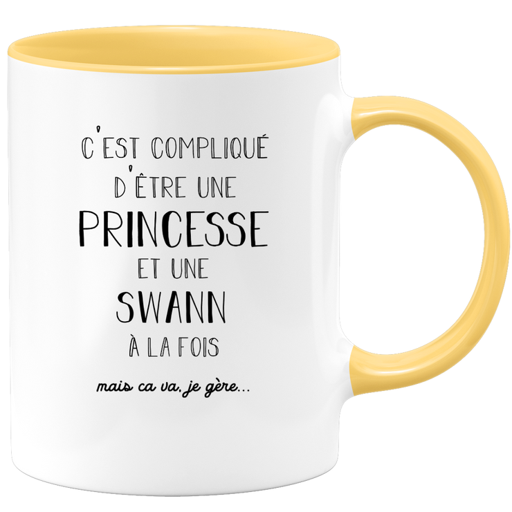 quotedazur - Mug Prénom Swann Compliqué D'Être Une Princesse Et Une Swann Mais Ca Va Je Gère - Cadeau Humour Prénom - Idée Cadeau  Saint Valentin - Tasse Prénom Swann - Idéal Pour Noël