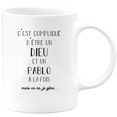 quotedazur - Mug Compliqué D'Être Un Dieu Et Un Pablo Mais Ça Va Je Gère - Cadeau Humour Prénom - Idée Cadeau Famille Saint Valentin - Tasse Prénom Pablo