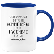 quotedazur - Mug Compliqué D'Être Un Homme Idéal Et Un Hygieniste  À La Fois Mais Ca Va Je Gère - Cadeau Humour Métier Travail - Idée Cadeau Pot De Départ Chef  - Tasse Cadeau Retraite Noël