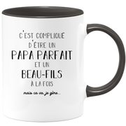 quotedazur - Mug C'est Compliqué D'Être Un Papa Parfait Et Un Beau-Fils Mais Ça Va Je Gère - Idée Cadeau Humour Famille, Anniversaire, Noël