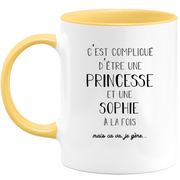 quotedazur - Mug Prénom Sophie Compliqué D'Être Une Princesse Et Une Sophie Mais Ca Va Je Gère - Cadeau Humour Prénom - Idée Cadeau  Saint Valentin - Tasse Prénom Sophie - Idéal Pour Noël