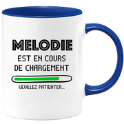 quotedazur - Mug Melodie Est En Cours De Chargement Veuillez Patienter - Cadeau Melodie Prénom Femme Personnalisé - Cadeau Annniversaire Noël Adolescent Collègue