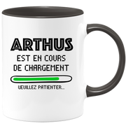 quotedazur - Mug Arthus Est En Cours De Chargement Veuillez Patienter - Cadeau Arthus Prénom Homme Personnalisé - Cadeau Annniversaire Noël Adolescent Collègue