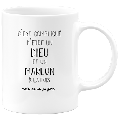 quotedazur - Mug Compliqué D'Être Un Dieu Et Un Marlon Mais Ça Va Je Gère - Cadeau Humour Prénom - Idée Cadeau Famille Saint Valentin - Tasse Prénom Marlon