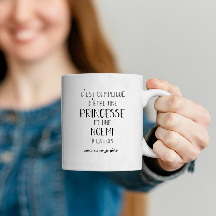 quotedazur - Mug Prénom Noemi Compliqué D'Être Une Princesse Et Une Noemi Mais Ca Va Je Gère - Cadeau Humour Prénom - Idée Cadeau  Saint Valentin - Tasse Prénom Noemi - Idéal Pour Noël