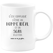 quotedazur - Mug Compliqué D'Être Un Homme Idéal Et Un Soan Mais Ça Va Je Gère - Cadeau Humour Prénom - Idée Cadeau Famille Saint Valentin - Tasse Prénom Soan