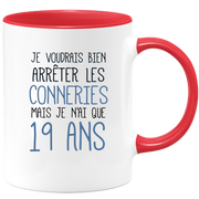 quotedazur - Mug J'Aimerai Bien Arrêter Les Conneries Mais Je N'Ai Que 19 Ans - Idée Cadeau Anniversaire 19 Ans Homme Femme - Tasse Idée Cadeau Original, Humour, Drôle, Rigolo, Fun