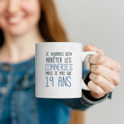 quotedazur - Mug J'Aimerai Bien Arrêter Les Conneries Mais Je N'Ai Que 19 Ans - Idée Cadeau Anniversaire 19 Ans Homme Femme - Tasse Idée Cadeau Original, Humour, Drôle, Rigolo, Fun