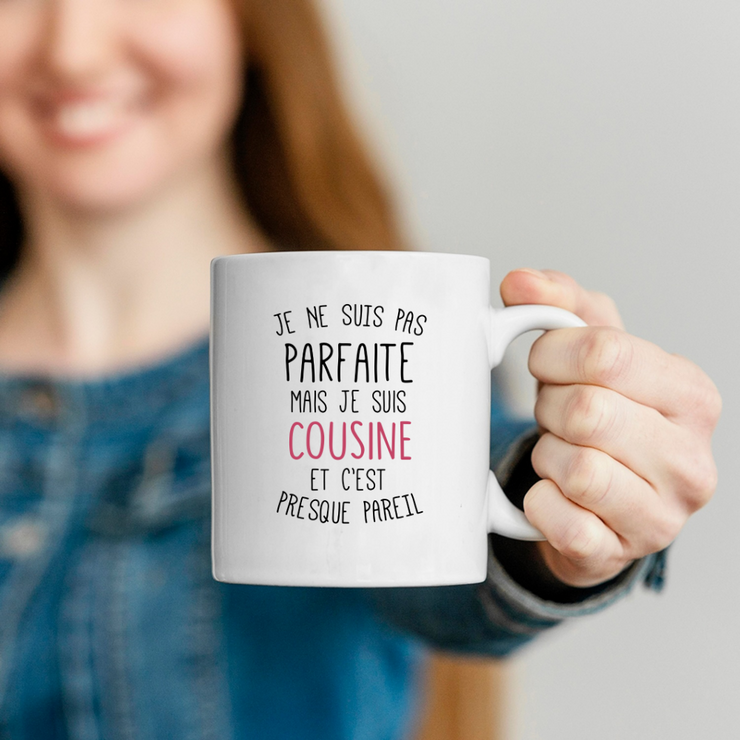 quotedazur - Mug Je Ne Suis Pas Parfaite Mais Je Suis Cousine Et C'est Presque Pareil - Cadeau Famille, Anniversaire, Noël