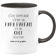 quotedazur - Mug Papa Parfait Et Chef A La Fois Mais Je Gère - Tasse Cadeau Papa Fête Des Pères Anniversaire - Cadeau Pour Jeune Ou Futur Papa Suite À Une Naissance