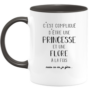 quotedazur - Mug Prénom Flore Compliqué D'Être Une Princesse Et Une Flore Mais Ca Va Je Gère - Cadeau Humour Prénom - Idée Cadeau  Saint Valentin - Tasse Prénom Flore - Idéal Pour Noël