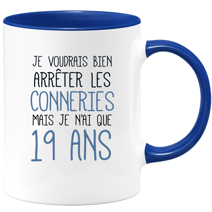 quotedazur - Mug J'Aimerai Bien Arrêter Les Conneries Mais Je N'Ai Que 19 Ans - Idée Cadeau Anniversaire 19 Ans Homme Femme - Tasse Idée Cadeau Original, Humour, Drôle, Rigolo, Fun