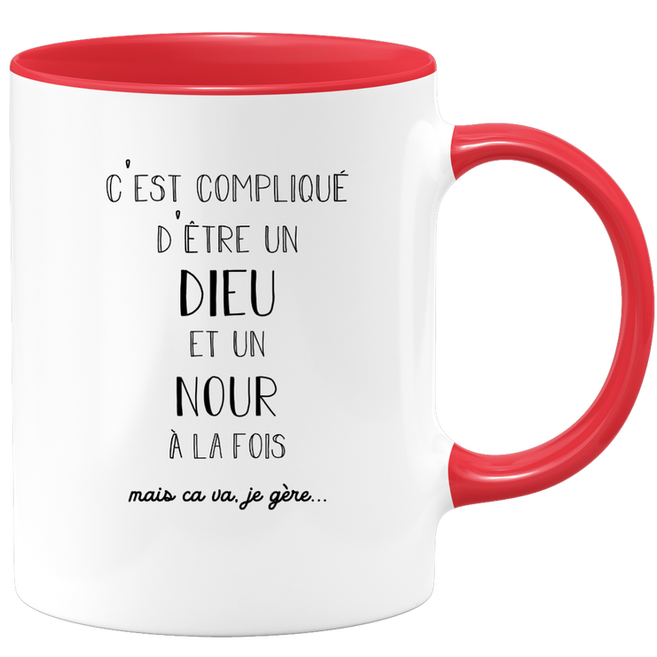 quotedazur - Mug Compliqué D'Être Un Dieu Et Un Nour Mais Ça Va Je Gère - Cadeau Humour Prénom - Idée Cadeau Famille Saint Valentin - Tasse Prénom Nour