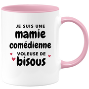 quotedazur - Mug Je Suis Une Mamie Comédienne Voleuse De Bisous - Cadeau Fête Des Grand Mères Original - Idée Cadeau Pour Anniversaire Mémé Théâtre - Cadeau Future Mamy Naissance