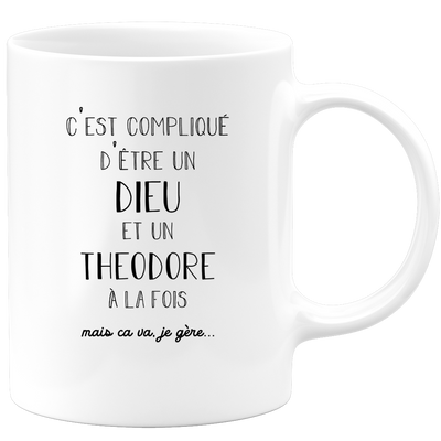 quotedazur - Mug Compliqué D'Être Un Dieu Et Un Theodore Mais Ça Va Je Gère - Cadeau Humour Prénom - Idée Cadeau Famille Saint Valentin - Tasse Prénom Theodore