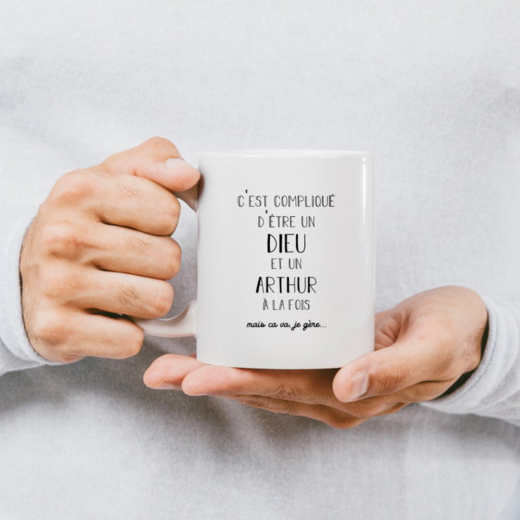 quotedazur - Mug Compliqué D'Être Un Dieu Et Un Arthur Mais Ça Va Je Gère - Cadeau Humour Prénom - Idée Cadeau Famille Saint Valentin - Tasse Prénom Arthur