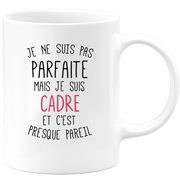 quotedazur - Mug Je Ne Suis Pas Parfaite Mais Je Suis Cadre Et C'est Presque Pareil - Cadeau Humour Métier Travail  - Idée Cadeau Cadre Pot De Départ Cheffe Mutation - Tasse Cadeau Noël Bureau