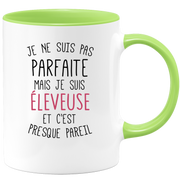 quotedazur - Mug Je Ne Suis Pas Parfaite Mais Je Suis Eleveuse Et C'est Presque Pareil - Cadeau Humour Métier Travail  - Idée Cadeau Eleveuse Pot De Départ Cheffe Mutation - Tasse Cadeau Noël Bureau