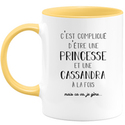 quotedazur - Mug Prénom Cassandra Compliqué D'Être Une Princesse Et Une Cassandra Mais Ca Va Je Gère - Cadeau Humour Prénom - Idée Cadeau  Saint Valentin - Tasse Prénom Cassandra - Idéal Pour Noël