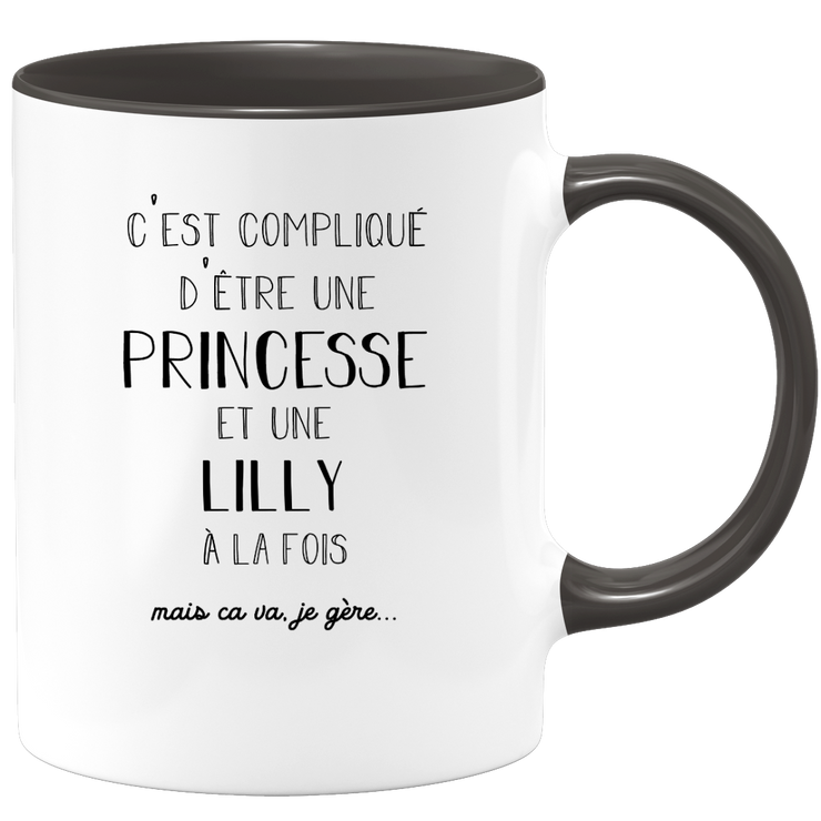 quotedazur - Mug Prénom Lilly Compliqué D'Être Une Princesse Et Une Lilly Mais Ca Va Je Gère - Cadeau Humour Prénom - Idée Cadeau  Saint Valentin - Tasse Prénom Lilly - Idéal Pour Noël