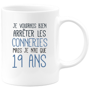 quotedazur - Mug J'Aimerai Bien Arrêter Les Conneries Mais Je N'Ai Que 19 Ans - Idée Cadeau Anniversaire 19 Ans Homme Femme - Tasse Idée Cadeau Original, Humour, Drôle, Rigolo, Fun