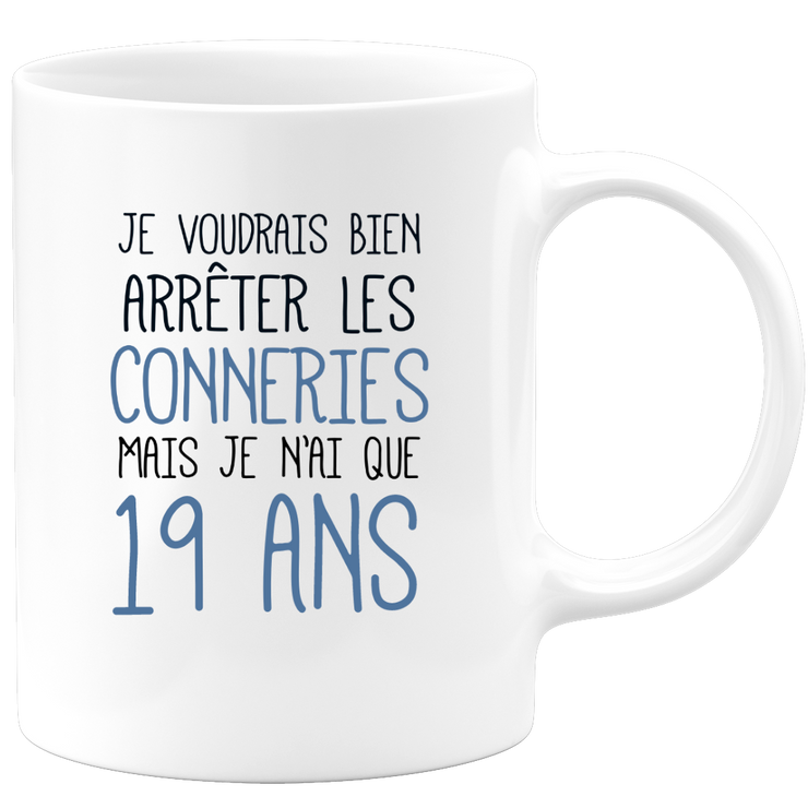 quotedazur - Mug J'Aimerai Bien Arrêter Les Conneries Mais Je N'Ai Que 19 Ans - Idée Cadeau Anniversaire 19 Ans Homme Femme - Tasse Idée Cadeau Original, Humour, Drôle, Rigolo, Fun