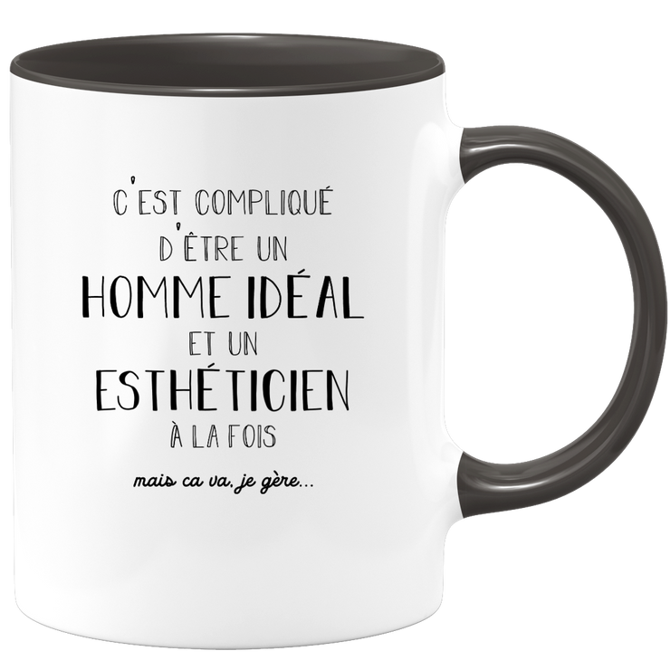 quotedazur - Mug Compliqué D'Être Un Homme Idéal Et Un Estheticien  À La Fois Mais Ca Va Je Gère - Cadeau Humour Métier Travail - Idée Cadeau Pot De Départ Chef  - Tasse Cadeau Retraite Noël