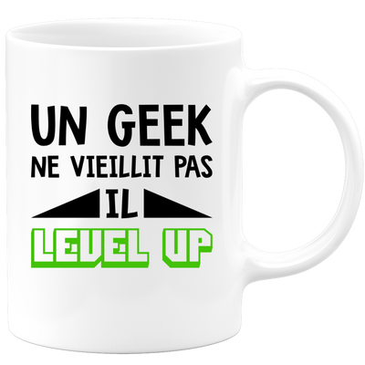 quotedazur - Mug Un Geek Ne Vieillit Pas Il Level Up - Idée Cadeau Gamer Nerd - Humour Adolescent Couple Saint Valentin - Gadget Homme - Anniversaire Frère Meilleur Ami