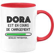 quotedazur - Mug Dora Est En Cours De Chargement Veuillez Patienter - Cadeau Dora Prénom Femme Personnalisé - Cadeau Annniversaire Noël Adolescent Collègue