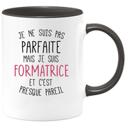 quotedazur - Mug Je Ne Suis Pas Parfaite Mais Je Suis Formatrice Et C'Est Presque Pareil - Cadeau Humour Métier Travail  - Idée Cadeau Formatrice Pot De Départ Cheffe  - Tasse Cadeau Noël