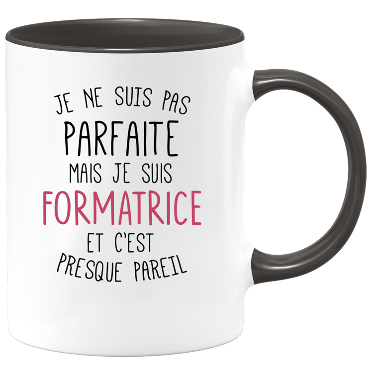 quotedazur - Mug Je Ne Suis Pas Parfaite Mais Je Suis Formatrice Et C'Est Presque Pareil - Cadeau Humour Métier Travail  - Idée Cadeau Formatrice Pot De Départ Cheffe  - Tasse Cadeau Noël