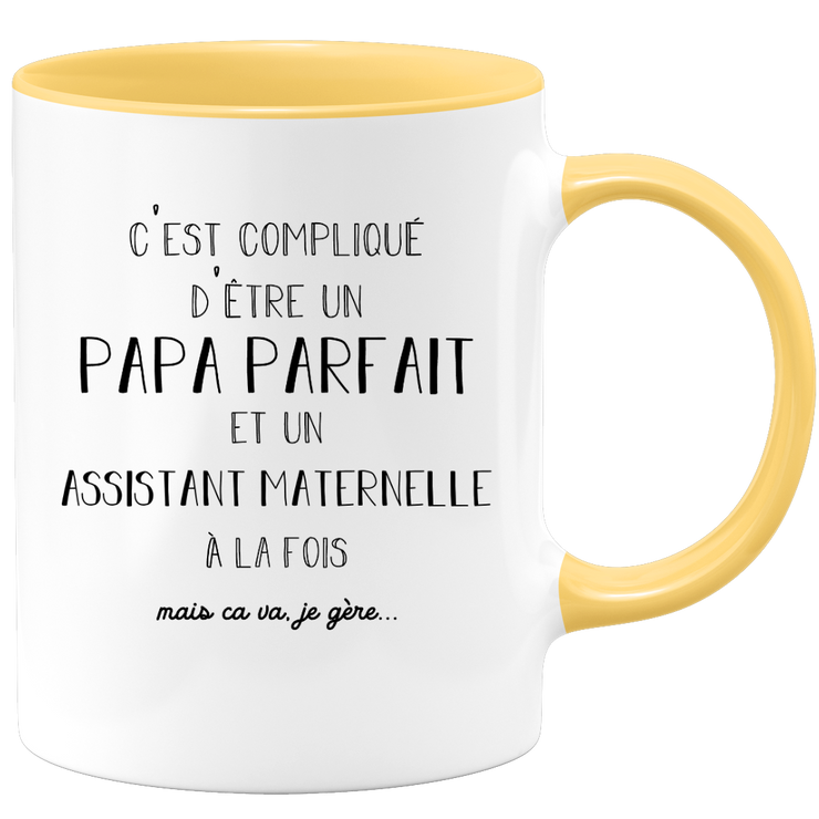 quotedazur - Mug Papa Parfait Et Assistant maternelle A La Fois Mais Je Gère - Tasse Cadeau Papa Fête Des Pères Anniversaire - Cadeau Pour Jeune Ou Futur Papa Suite À Une Naissance