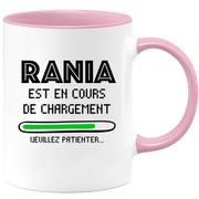 quotedazur - Mug Rania Est En Cours De Chargement Veuillez Patienter - Cadeau Rania Prénom Femme Personnalisé - Cadeau Annniversaire Noël Adolescent Collègue