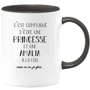 quotedazur - Mug Prénom Amalia Compliqué D'Être Une Princesse Et Une Amalia Mais Ca Va Je Gère - Cadeau Humour Prénom - Idée Cadeau  Saint Valentin - Tasse Prénom Amalia - Idéal Pour Noël