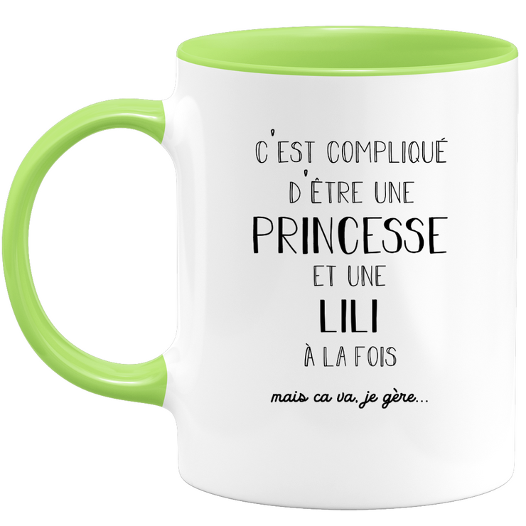 quotedazur - Mug Prénom Lili Compliqué D'Être Une Princesse Et Une Lili Mais Ca Va Je Gère - Cadeau Humour Prénom - Idée Cadeau Famille Saint Valentin - Tasse Prénom Lili - Idéal Pour Noël Au Bureau