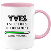 quotedazur - Mug Yves Est En Cours De Chargement Veuillez Patienter - Cadeau Yves Prénom Homme Personnalisé - Cadeau Annniversaire Noël Adolescent Collègue