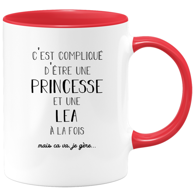 quotedazur - Mug Prénom Lea Compliqué D'Être Une Princesse Et Une Lea Mais Ca Va Je Gère - Cadeau Humour Prénom - Idée Cadeau Famille Saint Valentin - Tasse Prénom Lea - Idéal Pour Noël Au Bureau